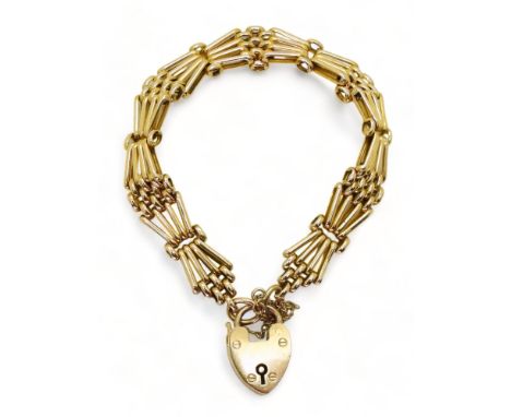 A 9CT GOLD GATE BRACELET with fanned links and a heart shaped clasp, stamped 9ct to both the clasp and the end links, makers 