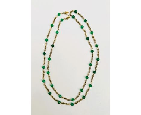 BOUCHERON SAUTOIR en or jaune (750 millièmes) torsadé alterné de perles en chrysoprase. Agrémenté d’un fermoir à cliquet invi