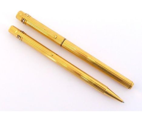 CARTIER, must de Cartier, a gold plated ballpoint and felt tipped pen set, both with Trinity bands to cap, AF (2)