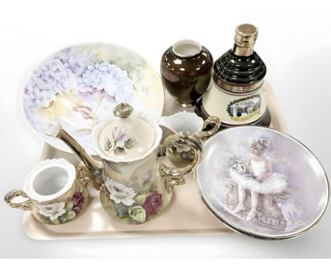 A group of contemporary ceramics including porcelain Leonardo Collection plates, Wade Christmas 1990 decanter, empty, Carlton