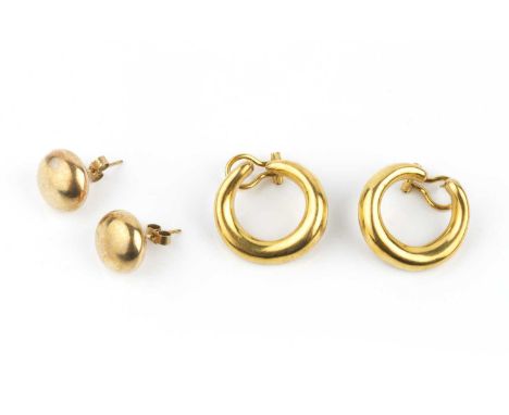 A pair of 18ct gold ear hoops, of crossover design, on post and hinged clip fittings, and a pair of 9ct gold bead ear studs, 