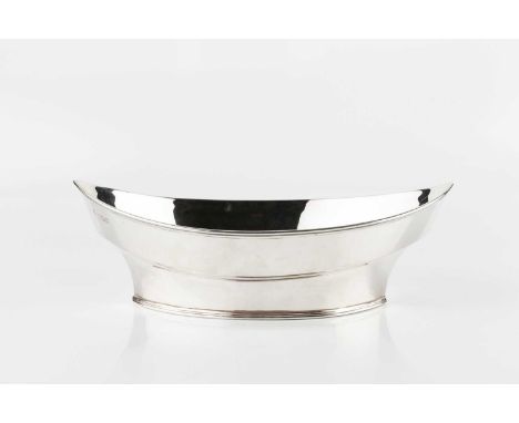 An Edwardian silver dish, of boat shaped form, with reeded borders, by William Hutton &amp; Sons Ltd., London 1909, 28.5cm lo