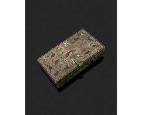 CARTIER VERS 1925 BOÎTE A CIGARETTES ÉMAIL, Boîte à cigarettes rectangulaire en émail et laiton, ornée de motifs indo-persan 