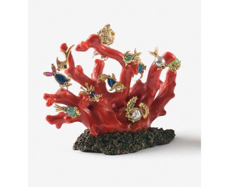 ANNÉES 1960 GROUPE CORAIL ET POISSONS, Les branches de corail rouge retiennent douze poissons précieux. Ils sont sertis d'éme