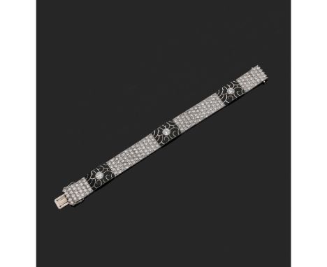 ÉPOQUE ART DÉCO SUPERBE BRACELET RUBAN ÉMAIL DIAMANTS, Il est orné de diamants disposés en motifs nid d'abeille entrecoupés d