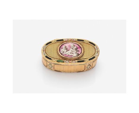 PARIS 1781-1789 TABATIÈRE ÉMAILLÉE, Elle est de forme ovale en or jaune 18K guilloché de vagues à toutes faces. Le couvercle 