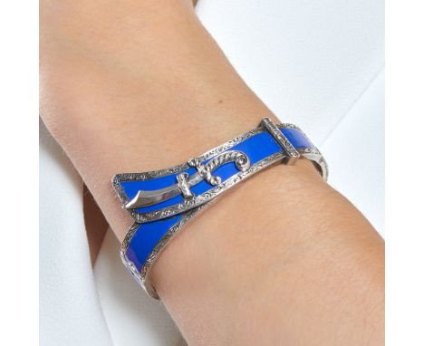 TRAVAIL FRANÇAIS ANNÉES 1840 BRACELET CEINTURE ÉMAIL, Le bracelet rigide ouvrant en argent émaillé bleu et ciselé. Il porte e