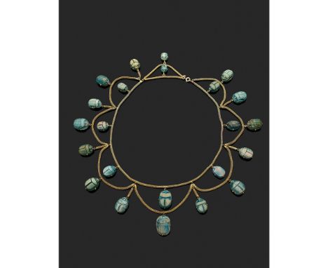 TRAVAIL FRANÇAIS ANNÉES 1860 COLLIER DRAPERIE SCARABÉES, La résille composée de chaînes colonnes en or jaune 18K soutient vin