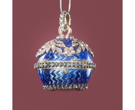 CARTIER ANNÉES 1910 PENDENTIF MONTRE BOULE ÉMAIL, La boule est émaillée bleu à fond de vannerie. Décor de guirlandes et bordu