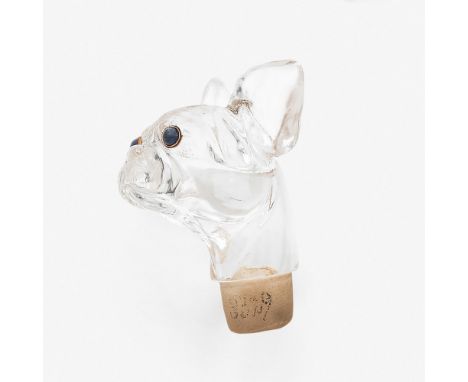 ANNÉES 1920 POMMEAU DE CANNE BOULEDOGUE, La tête du chien en cristal de roche sculpté est rehaussée de saphirs cabochons à se