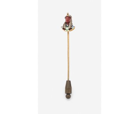 ANNÉES 1860 ÉPINGLE DE CRAVATE PHARAON, La tête en jaspe rouge est encadrée par une coiffe et un plastron en or jaune 18K éma