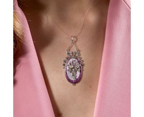 ANNÉES 1900 PENDENTIF EMAIL, Il est de forme ovale en argent émaillé violet. Décor en applique d'un bouquet de fleurs et pier