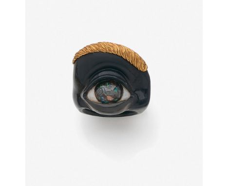 R. LEMOINE ANNÉES 1960 BAGUE "OEIL", Le corps en agate zonée grise sculptée est dominé par un oeil composé d'une marqueterie 