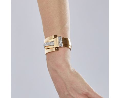 ANNÉES 1940 IMPORTANT BRACELET À ROULEAU DIAMANTS, Le motif central à décor de boucle stylisée rehaussée de pavages de diaman