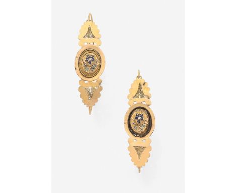 TRAVAIL FRANÇAIS ANNEES 1819-1838 PAIRE DE BOUCLES D'OREILLES "POISSARDES", Le motif central en or jaune 18K est orné d'une f