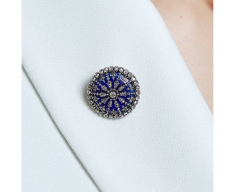 ANNEES 1850 BROCHE EMAIL ET DIAMANTS, La broche ronde légèrement bombée porte un décor rayonnant serti de diamants taille bri