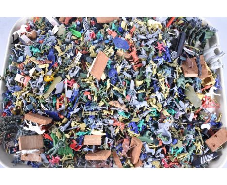 A Large Collection of Various Airfix and Other Army Figures Etc 