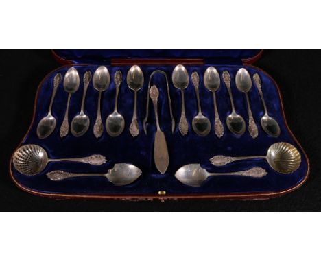 Edwardian cased silver eighteen piece teaspoon set comprising a pair of sugar shovels, sifter, caddy spoon, butter knife and 
