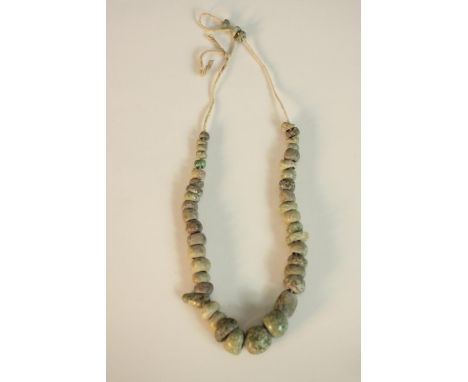 A string of Mayan jadeite graduated beads. L.25cm. 