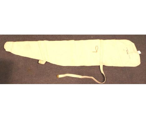 British WWII Naval white canvas gun case. P&amp;P Group 2 (£18+VAT for the first lot and £3+VAT for subsequent lots) 