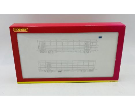 A boxed Hornby OO gauge First Great Western 2 Car DMU set