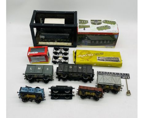 A collection of model railway items (various gauge sizes) including wagons, boxed Hornby Skaledale Ex-Barracks Rooms, Lyddle 