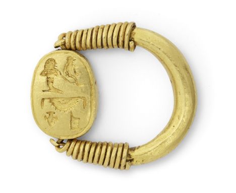  An Egyptian gold swivel ring  New Kingdom, 18th Dynasty, circa 1550-1292 B.C.2.5cm diam., bezel 1.4cm high, ring size J, wei