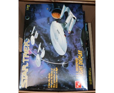 Star Trek - Amt Ertl scale model kits, Deep Space Nine - Cardassian Galor Class Ship 8324, USS Defiant 8255, Space Station 87