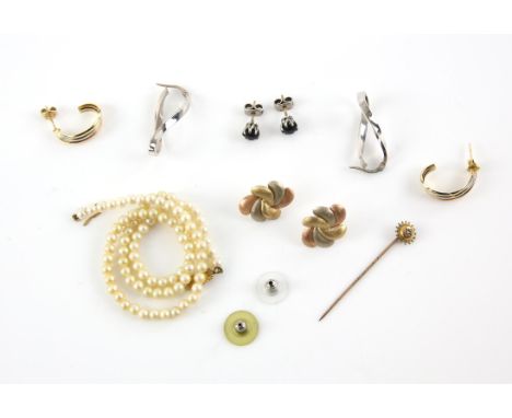 Mixed gold items, including a pair of gold studs, in 14 ct, faux pearl necklace with a gold clasp, a Victorian stick pin set 