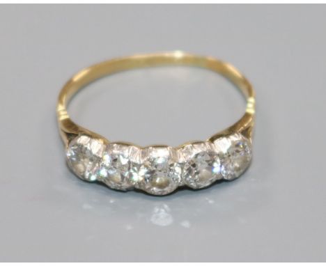 An 18ct gold and graduated five stone diamond ring, size R.