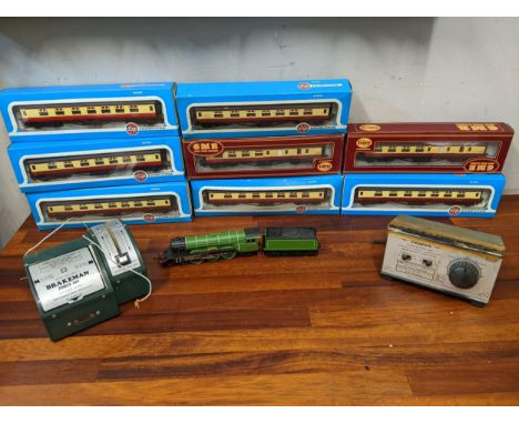 00 gauge model railway collectables to include eight Airfix coaches and a Flying Scotsman engine and tender, along with a pai