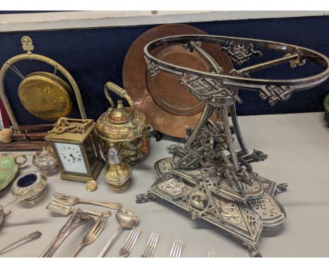 A mixed lot of metalware to include a silver plated Oriental inspired centrepiece, silver plated bowls, dish, and mixed flatw