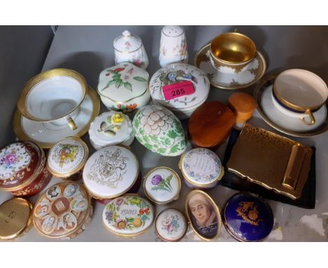 Trinket and pill boxes to include Halcyon Days, Dubarry and Royal Worcester together with compacts and other itemsLocation: 1