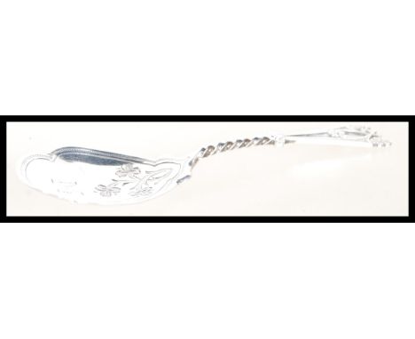 A hallmarked silver caddy spoon having foliate engraving. Having assay marks for Sheffield dated 1906. Weight 12.8 grams.