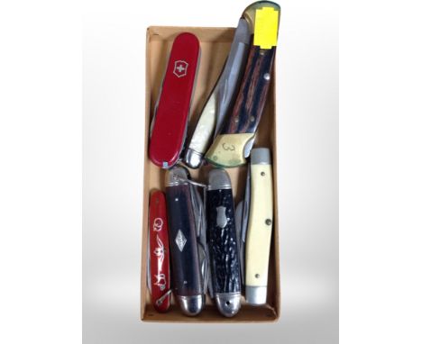 A group of folding pocket knives, Swiss army knife etc 