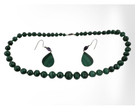 A vintage graduated malachite necklace, length 51 cm, together with matching earrings mounted in white metal with amethyst ca