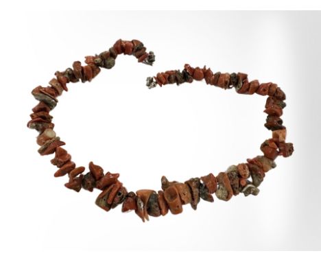 A vintage coral necklace, length 42 cm.