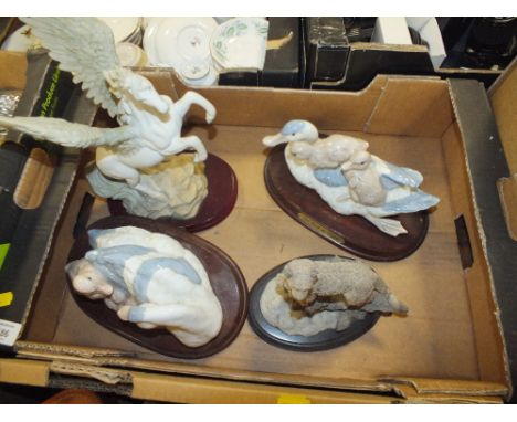 A TRAY OF ANIMAL FIGURES TO INCLUDE COUNTRY ARTISIT'S