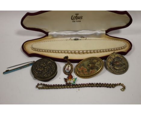 A BAG OF VINTAGE COSTUME JEWELLERY 