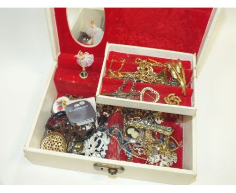 A VINTAGE JEWELLERY BOX CONTAINING COSTUME JEWELLERY 