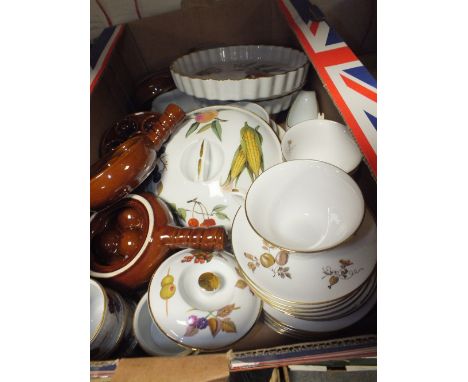 A TRAY OF CERAMICS TO INCLUDE ROYAL WORCESTER EVESHAM