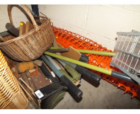 A TRAY OF GARDENING TOOLS ETC TOGETHER WITH A ROLL OF ORANGE PLASTIC FENCING