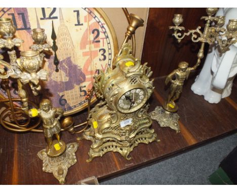 AN ORNATE BRASS MANTLE CLOCK WITH FIGURATIVE GARNITURES 