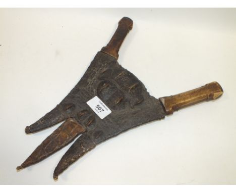 A VINTAGE CROCODILE SKIN TRIO KNIFE SHEATH (MISSING ONE KNIFE) 