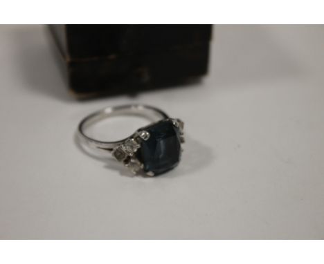 A BOXED VINTAGE SILVER RING SET WITH BLUE AND CLEAR STONES