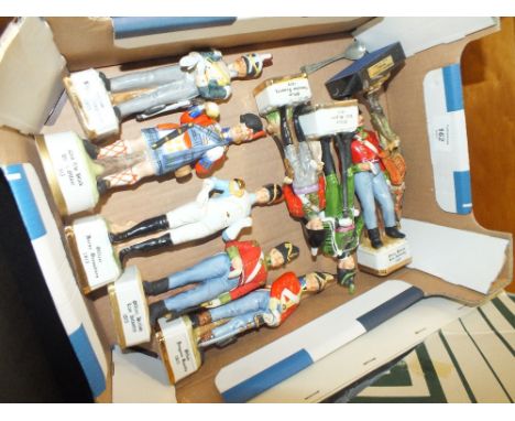 A TRAY OF CERAMIC CLASSICAL MILITARY FIGURES