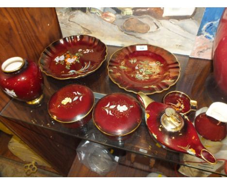 A COLLECTION OF CARLTONWARE ROUGE ROYALE CERAMICS TO INCLUDE CABINET PLATES, TABLE LIGHTER ETC. (8) 