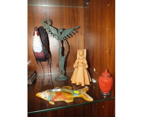 A COLLECTION OF ASSORTED ITEMS TO INCLUDE A PATCHWORK STYLE CERAMIC WALL HANGING FISH, BRASS FIGURE ETC. (5)