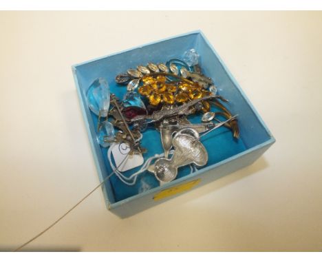 A BOX OF VINTAGE BROOCHES ETC