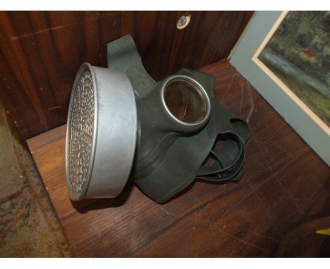 A VINTAGE NAZI STYLE GAS MASK 